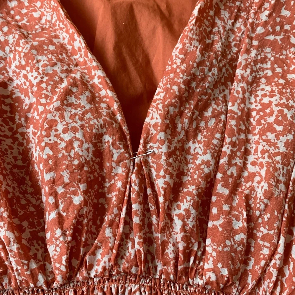 Abercrombie and Fitch Flutter Sleeve Smocked Waist Top in Coral Print L - Picture 4 of 5